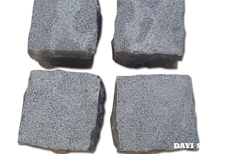 Cubes ZP-Black Basalt Top Bushhhammered sides naturul split bottom sawn 10x10x10cm